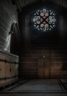 Liverpool, İngiltere - Ekim 07, 2023 - Liverpool Katedrali 'nin içinde güzel bir mimari tasarım. Kilisenin muhteşem manzarası, dünyanın en büyük Anglikan katedrali, Aydınlık ve Gölge, Karanlık Ton, Uzay 