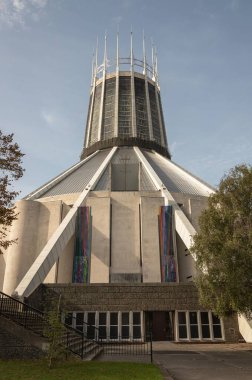 Liverpool, İngiltere - 08 Ekim 2023 - Liverpool Metropolitan Katedrali 'nin güzel mimari tasarımı. Merseyside 'daki Roma katolik katedrali, yazı için alan, seçici odak.
