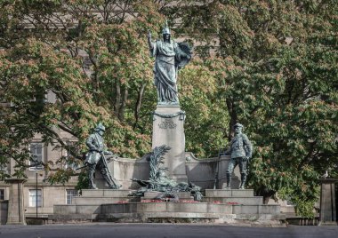 Liverpool, İngiltere - 07 Ekim 2023 - Liverpool Şehir Merkezi 'ndeki St Johns Gardens' taki King 's Liverpool Alayı' nın anısına. Seçici odak.