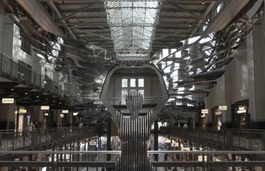 Londra, İngiltere - 13 Ekim 2023 - Londra Meleği (Aşk ve Umut) Yeni batterdeniz güç istasyonunun kalbi, el yapımı aynalı paslanmaz çelikten yapılmış gerçek boyutta bir makette heykel. Melek heykeli, metin için boşluk, seçici odak.