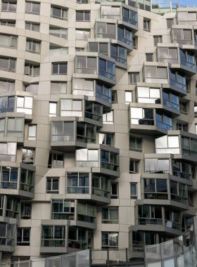 Londra, İngiltere - 16 Ekim 2023 - Geometrik tasarım tekrar eden yapıya sahip modern bir bina kompleksi üzerinde. Modern binanın dış mimarisi, metin için boşluk, seçici odak.