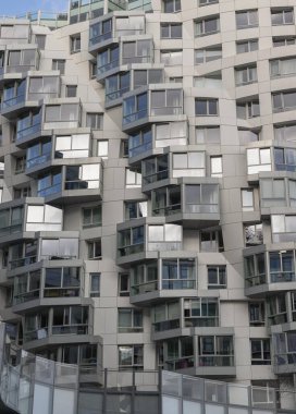 Londra, İngiltere - 16 Ekim 2023 - Geometrik tasarım tekrar eden yapıya sahip modern bir bina kompleksi üzerinde. Modern binanın dış mimarisi, metin için boşluk, seçici odak.