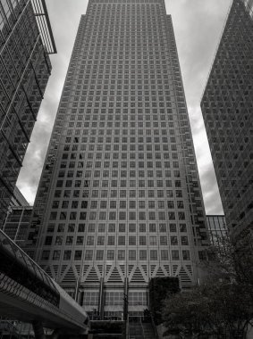 Londra, İngiltere - 16 Ekim 2023 - Canary Wharf 'taki One Canada Meydanı' nın iş bölgesi alanındaki gökdelenlerin yukarıdan görünüşü. Başkentteki uzun yapı mimarisi. Mimari dış görünüm, Kopyalama alanı, Seçici odak.