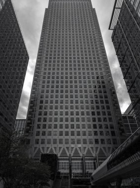 Londra, İngiltere - 16 Ekim 2023 - Canary Wharf 'taki One Canada Meydanı' nın iş bölgesi alanındaki gökdelenlerin yukarıdan görünüşü. Başkentteki uzun yapı mimarisi. Mimari dış görünüm, Kopyalama alanı, Seçici odak.