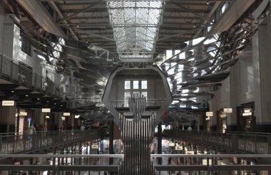 Londra, İngiltere - 13 Ekim 2023 - Londra Meleği (Aşk ve Umut) Yeni batterdeniz güç istasyonunun kalbi, el yapımı aynalı paslanmaz çelikten yapılmış gerçek boyutta bir makette heykel. Melek heykeli, metin için boşluk, seçici odak.