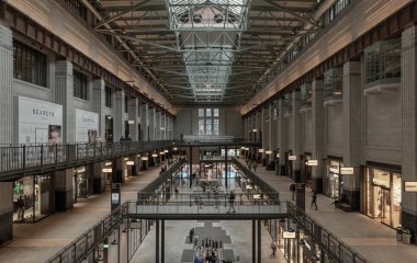 Londra, İngiltere - 13 Ekim 2023 - Yeni Battersea Elektrik Santrali 'nin İçi: Sanat deco monolit Londra' nın en gösterişli alışveriş merkezi olmaya hazırlanıyor. Londra sembolik binası, boş yer, metin için alan, seçici odak.