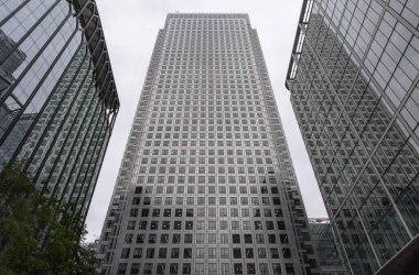 Londra, İngiltere - 16 Ekim 2023 - Şehir görünümündeki modern gökdelenlerin bakış açısına bakıyorum. Büyük Londra finans merkezinde Canary Wharf gökdelenleri, mimari dış görünüm, metin için alan, seçici odak.
