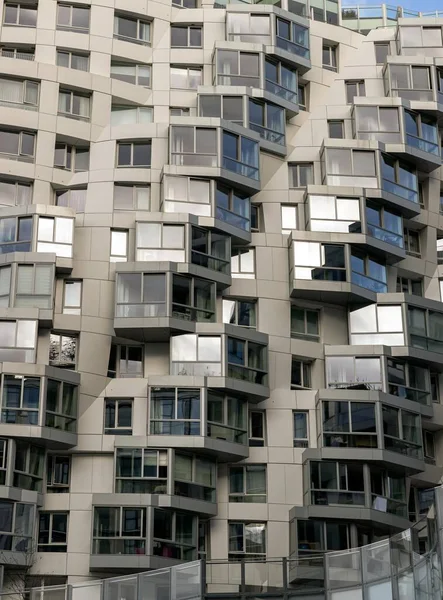 Londra, İngiltere - 16 Ekim 2023 - Geometrik tasarım tekrar eden yapıya sahip modern bir bina kompleksi üzerinde. Modern binanın dış mimarisi, metin için boşluk, seçici odak.