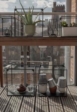 Aloe Vera bitki büyüyen benzer seramik tencere ayakta Cityscape inanılmaz manzaralı bir balkon üzerinde gün ışığında. Ev balkonunda büyüyen aloe vera, ev bahçesi - Çevre yaşamı, metin için alan, seçici odak.