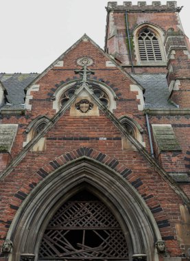 Londra, İngiltere - 23 Ekim 2023 - St. Mary Kilisesi 'nin mimari dış tasarımı, Acton, metin için alan, seçici odak.