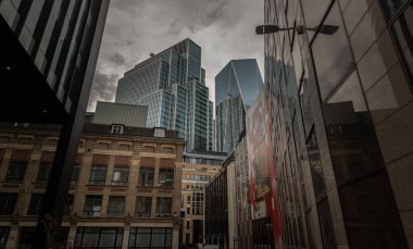 Londra, İngiltere - 23 Ekim 2023 - Londra 'nın Liverpool Caddesi' ndeki gökdelenler ve eski eklektik binalar. Klasik ve Modern Tasarımların Çelişkili Eski ve Yeni Binaların Mimari Görünümü, Arka planında gökdelenler olan eski binalar, Tex için Yer