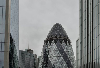 Londra, İngiltere - 23 Ekim 2023 - The Gherkin binası (İsviçre turşusu) ya da 30 St. Mary Axe manzarası. Londra 'nın ünlü simgelerinden biri, modern Londra' nın ikonik sembolü, metin için alan, seçici odak.
