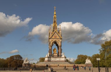 Londra, İngiltere - 24 Ekim 2023 - Albert Memorial 'ın dış görüntüsü Kensington Gardens' da. Kraliçe Victoria 'dan Prens Albert' in Gotik Anıtı popüler bir seyahat merkezi, Iconic, metin için alan, seçici odaklanma....