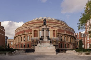 Londra, İngiltere - 24 Ekim 2023 - Güney Kensington 'daki Royal Albert Hall' un mimari dış tasarımı. Londra, İngiltere. Metin için boşluk, Seçici odak.