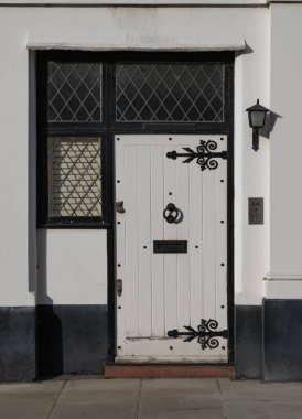 Londra, İngiltere - 24 Ekim 2023 - De Vere Cottages 'deki bir evin ön kapısı ve Güney Kensington' daki sokak lambası. Metin için boşluk, Seçici odak.