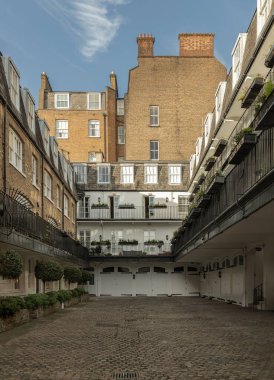 Londra, İngiltere - 24 Ekim 2023 - De Vere Mews ve De Vere Cottages 'deki ev. Güney Kensington, metin için boşluk, Seçici odak.