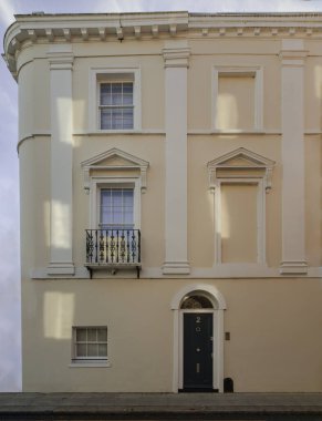 Londra, İngiltere - 24 Ekim 2023 - Güney Kensington 'daki bir evin cephesi. Metin için boşluk, Seçici odak.