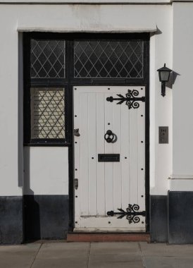 Londra, İngiltere - 24 Ekim 2023 - De Vere Cottages 'deki bir evin ön kapısı ve Güney Kensington' daki sokak lambası. Metin için boşluk, Seçici odak.