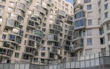 Londra, İngiltere - 16 Ekim 2023 - Geometrik tasarım tekrar eden yapıya sahip modern bir bina kompleksi üzerinde. Modern binanın dış mimarisi, metin için boşluk, seçici odak.