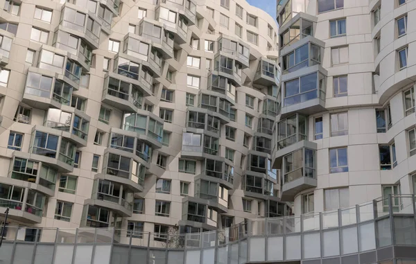 Londra, İngiltere - 16 Ekim 2023 - Geometrik tasarım tekrar eden yapıya sahip modern bir bina kompleksi üzerinde. Modern binanın dış mimarisi, metin için boşluk, seçici odak.