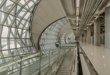 Bangkok, Tayland - Ekim 05, 2023 Suvarnabhumi Terminali 'nde metal yapı ve camların modern mimari tasarımı. Suvarnabhumi Uluslararası Havalimanı 'nın (BKK) kalkış alanı. Metin için boşluk, Seçici odak.