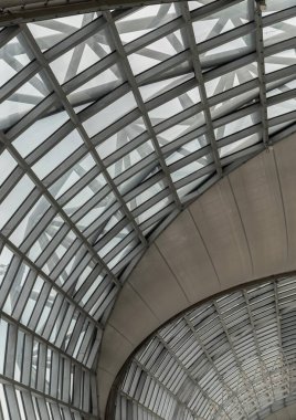 Bangkok, Tayland - Ekim 05, 2023 Suvarnabhumi Terminali 'nde metal yapı ve camların modern mimari tasarımı. Suvarnabhumi Uluslararası Havalimanı 'nın (BKK) kalkış alanı. Metin için boşluk, Seçici odak.