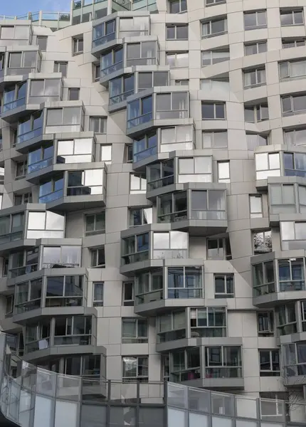 Londra, İngiltere - 16 Ekim 2023 - Geometrik tasarım tekrar eden yapıya sahip modern bir bina kompleksi üzerinde. Modern binanın dış mimarisi, metin için boşluk, seçici odak.