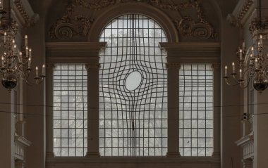 Londra, İngiltere - Kasım 01, 2023 - Trafalgar Meydanı 'ndaki St. Martin' de benzersiz eğri büğrü cam pencere. Metin için boşluk, Seçici odak.