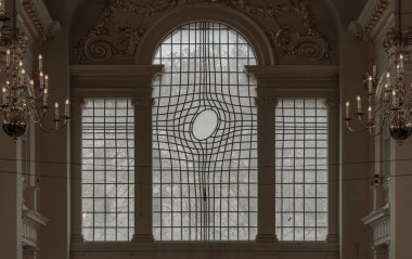 Londra, İngiltere - Kasım 01, 2023 - Trafalgar Meydanı 'ndaki St. Martin' de benzersiz eğri büğrü cam pencere. Metin için boşluk, Seçici odak.