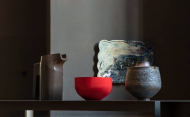 Londra, İngiltere - Kasım 01, 2023 - Victoria & Albert Müzesinin Seramik Sanat Sergisi. Sürahi, bovling, kavanoz ve tepsi, metin için boşluk, seçici odak.