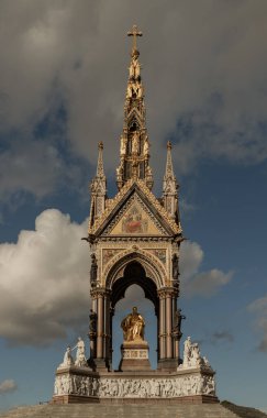 Londra, İngiltere - 24 Ekim 2023 - Albert Memorial 'ın dış görüntüsü Kensington Gardens' da. Kraliçe Victoria 'dan Prens Albert' in Gotik Anıtı popüler bir seyahat merkezi, Iconic, metin için alan, seçici odaklanma....