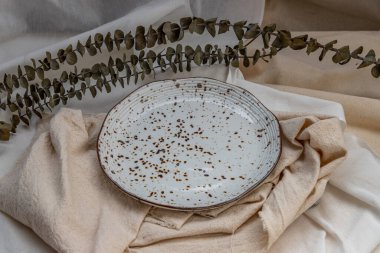 Calico 'da kurutulmuş çiçekli seramik tabaklar. Seramik sofra takımı, Güzel düzenleme.