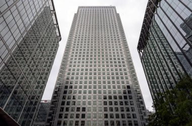 Londra, İngiltere - 16 Ekim 2023 - Şehir görünümündeki modern gökdelenlerin bakış açısına bakıyorum. Büyük Londra finans merkezinde Canary Wharf gökdelenleri, mimari dış görünüm, metin için alan, seçici odak.