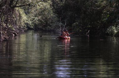 Nakhon Ratchasima, Tayland. Mar - 20, 2022: İki maceraperest kadın ormanda kırmızı kayak yaparken birlikte eğleniyorlar. Boş zamanlarımızda, doğa ve turistik aktivitelerde eğleniyoruz. Tam olarak odaklanamıyorum..