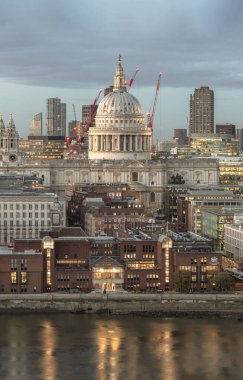 Londra, İngiltere - 07 Kasım 2023 - Thames Nehri 'nin Diğer Tarafındaki Londra Şehri' nin havadan görünüşü, St. Paul 's Katedrali' nin diğer tüm modern binaların alacakaranlıkta yükselmesiyle birlikte. St Paul Katedrali ve Gökdelenler, Metin için Yer, Seçici Odaklanma.
