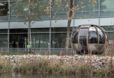 Londra, İngiltere - 06 Kasım 2023 - Chiswick iş parkında buluşma kapsülleri veya çalışma alanı. Rahatlatıcı, Ofis kapsülleri, Kopyalama alanı, Seçici Odaklanma ortasında özel grup tartışmaları.