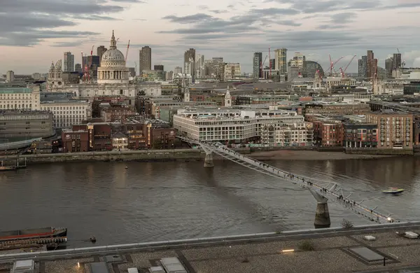 Londra, İngiltere - 07 Kasım 2023 - Yüksek açılı St. Paul Katedrali ve Thames nehri ve Millennium Köprüsü ile gökdelenler gün batımında ön planda. Londra şehrinin modern binalarının görüntüsü, metin için alan, Seçici Odak.