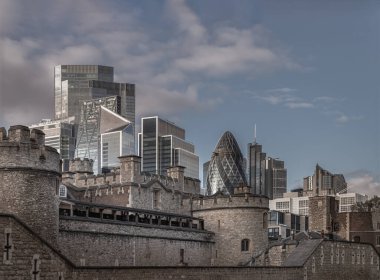 Londra, İngiltere - 07 Kasım 2023 - Londra Kulesi 'nin dış görünüşü ve gökdelenler. Klasik ve Modern Tasarım Kontrastında Tarihi Bina ve Yeni Bina Mimarisi, Boşluğu Kopyala, Seçici Odaklanma.