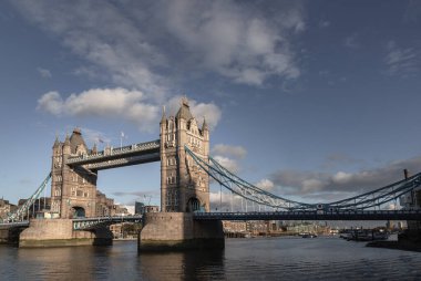 Londra, İngiltere - 07 Kasım 2023 - Iconic Tower Bridge. Thames Nehri 'nin güneyinden, Londra' daki Ünlü Kule Köprüsü 'nden, yazı için alan, Seçici Odaklanma.