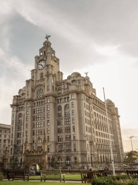 Liverpool, İngiltere - 07 Ekim 2023 - Liverpool 'daki Pierhead' deki kraliyet binasının görüntüsü. Saat Kulesi 'nin mimari tasarımı ve Tarihin tepesindeki karaciğer kuşu kraliyet karaciğer binası. Metin için boşluk, Seçici odak.