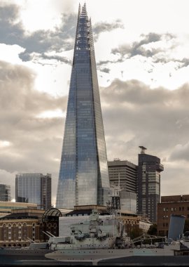 London, UK - 07 Kasım 2023 - Thames Nehri üzerinde HMS Belfast savaş gemisi müzesi bulunan en yüksek bina olan The Shard skyscraper 'ın görüntüsü. Metin için boşluk, Seçici odak.
