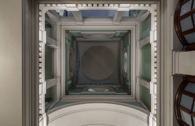 Londra, İngiltere - 27 Ekim 2023 - Victoria ve Albert Müzesi 'nin ana salonunun yüksek tavanına bak. Victoria ve Albert Müzesi 'nin tavan mimarisi, metin için alan, seçici odak.