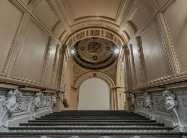Londra, İngiltere - 27 Kasım 2023 - Victoria ve Albert Müzesi 'nde Yuvarlak tavan ve Seramik merdiven dekorasyonunun mimari tasarımı. İç dekor, metin için boşluk, Seçici odak.