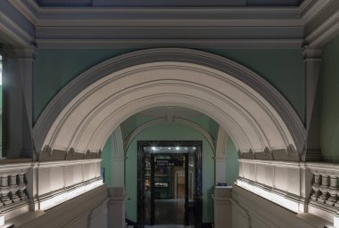 Londra, İngiltere - 27 Kasım 2023 - Victoria ve Albert Müzesi 'nin güzel iç koridor mimarisi. İç dekor, metin için boşluk, Seçici odak.