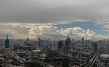Bangkok, Tayland - Aug 01, 2022 Bangkok şehrinde gökdelenlerin muhteşem manzarası. Modern mimari binalar, güzel şehir manzarası, metin için alan, seçici odak.