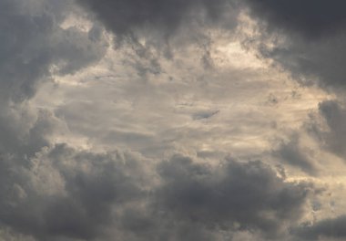 Güneş ışınları bulutların arasından geçiyor ve parlıyor. Gökyüzüne karşı ilginç bir ışık deseni oluşturuyor. Metin için boşluk, Seçici odak.