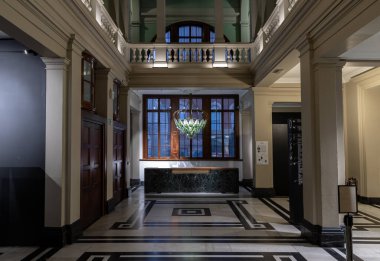 Londra, İngiltere - 27 Kasım 2023 - Güzel iç mimari tasarım. Bu oda, dünyanın ilk yaşayan biyonik avizesiyle merkez yapının üstünlüğünü ortaya çıkarmak için klasik bir karanlık ton. Boşluğu Kopyala Seçici odak.