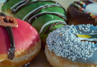Tahta kesme tahtasına yerleştirilmiş Dört Donut 'ın yakın çekimi. Lezzetli, harika, jöleli çörekler, yazı için yer, Seçici Odaklanma..