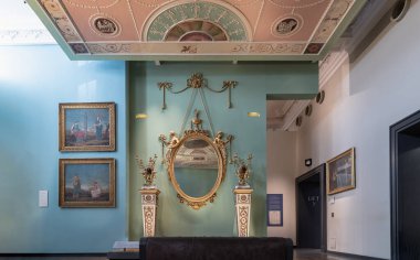 Londra, İngiltere - 27 Kasım 2023 - 18. yüzyılın iç mimari tasarımı ve Victoria ve Albert Müzesi 'nin çağdaş sanat odası. Metin için boşluk, Seçici odak.