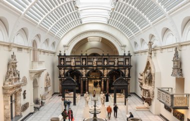 Londra, İngiltere - 1 Kasım 2023 - Victoria ve Albert Müzesi 'ndeki Heykel Salonu' ndaki Ortaçağ ve Rönesans dönemi sanat galerilerinin iç görünümü. Apollo ve Zephyr 'in yüzyıllık mermer heykelleri Paul ve Jill Ruddock Galerisi, İç Dekor, Uzayı Kopyala